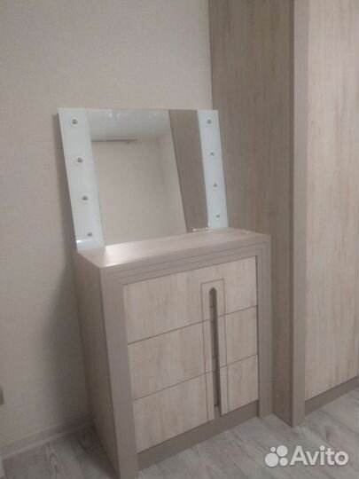 Гримерное зеркало с лампочками