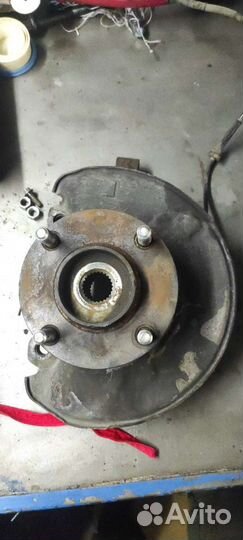 Передний левый поворотный кулак Mitsubishi Colt Z3