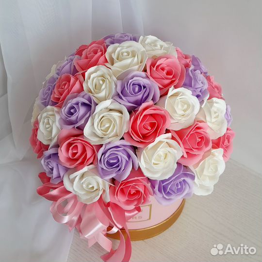 Букет в шляпной коробке из мыльных цветов