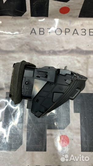 Решетка вентиляционная передняя правая Infiniti