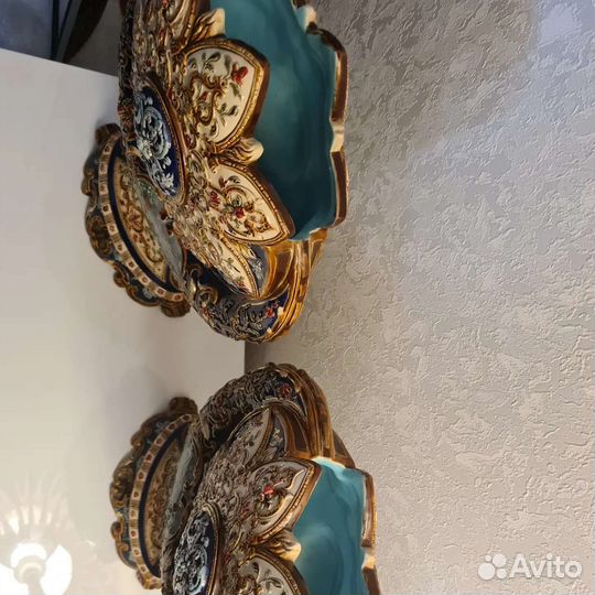 Две огромные вазы с пейзажем. Майолика