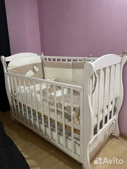 Детская кроватка с маятником