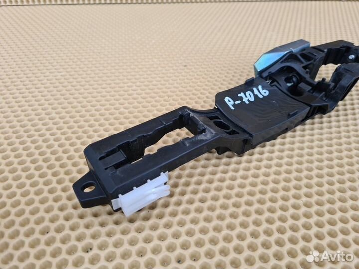 Кронштейн ручки двери левый Infiniti