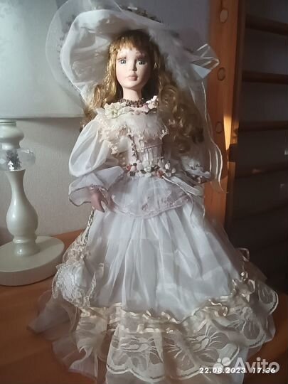 Кукла фарфоровая
