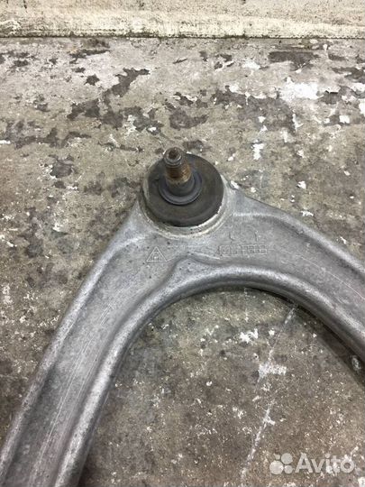 Рычаг передний верхний Mercedes W220