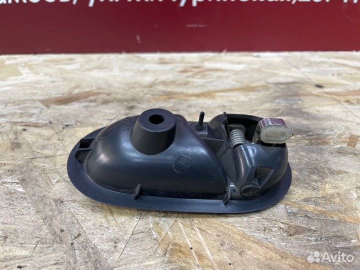 Внутренняя ручка двери правая Renault Logan