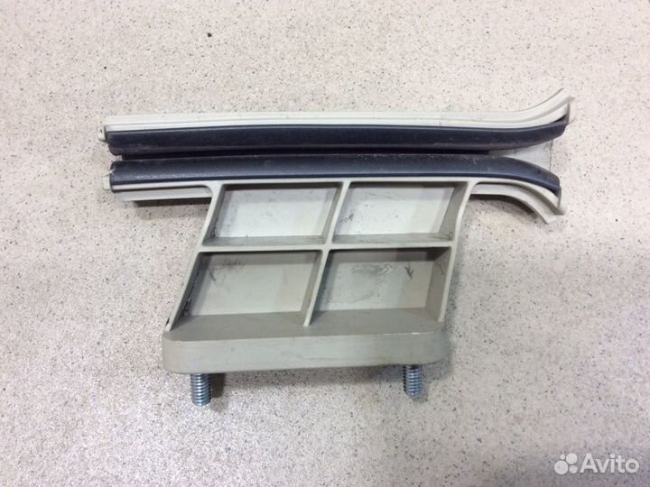 Направляющая стекла двери передняя правая Hyundai