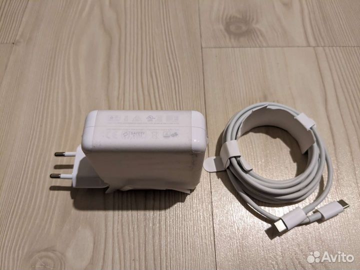 Apple 61W USB-C Power Adapter mrw22zm/A