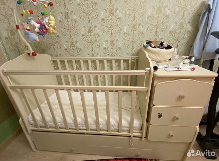 Детская кроватка с маятником и ящиком