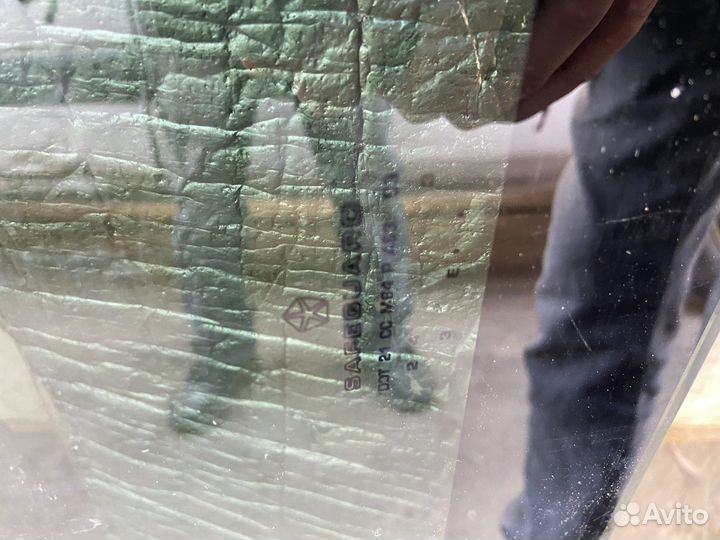 Заднее правое стекло додж караван