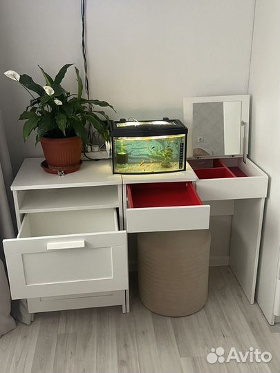 Туалетный столик с зеркалом и пуфиком