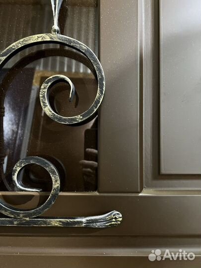 Двери входные с ковкой и стеклом