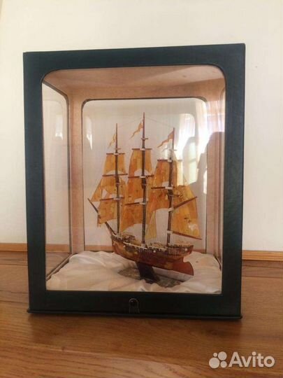 Парусник из натурального янтаря