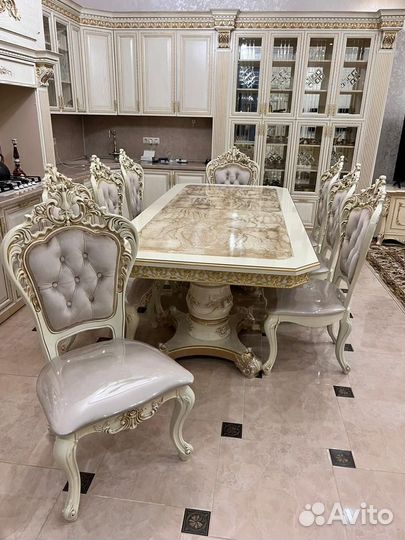 Стол со стульями