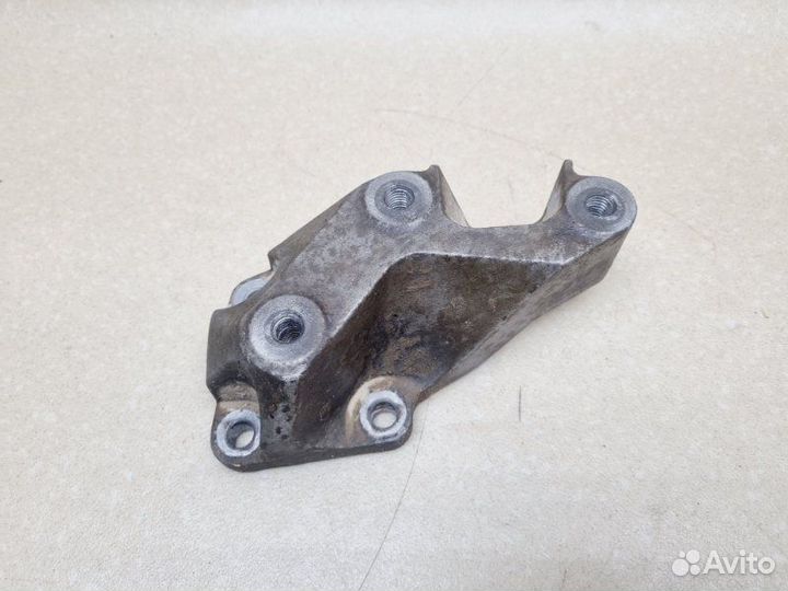 Кронштейн подушки двигателя Faw Bestune B70 2.0