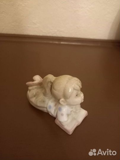 Статуэтка девочка с книгой