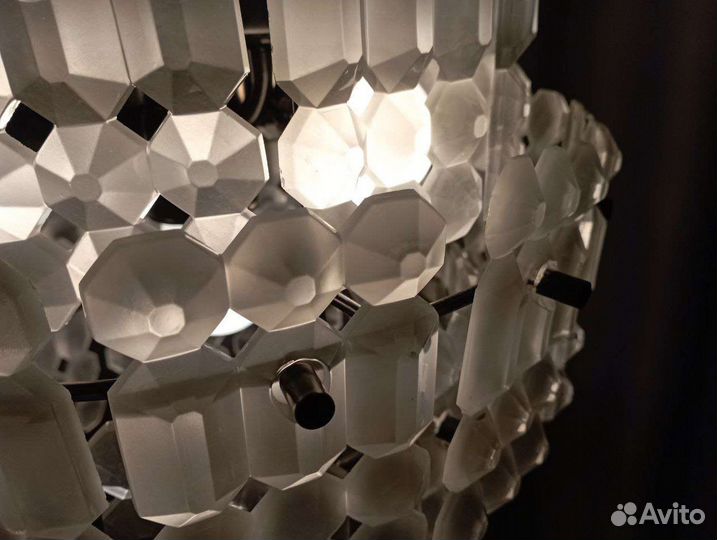 Черная люстра с матовым хрусталем