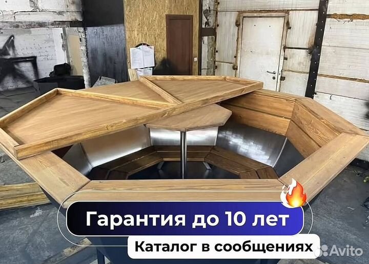 Банный чан с джакузи с деревянной лестницей