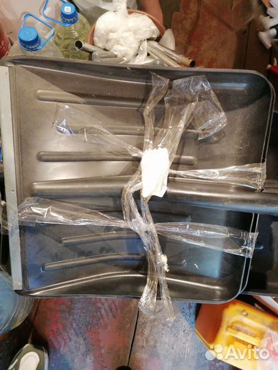 Лопата для уборки снега и ведра для телеги