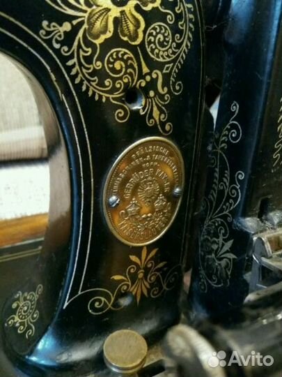 Старинная швейная машинка 