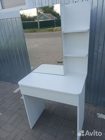 Стол с зеркалом