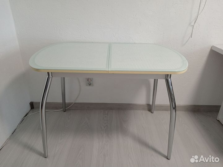 Стол кухонный