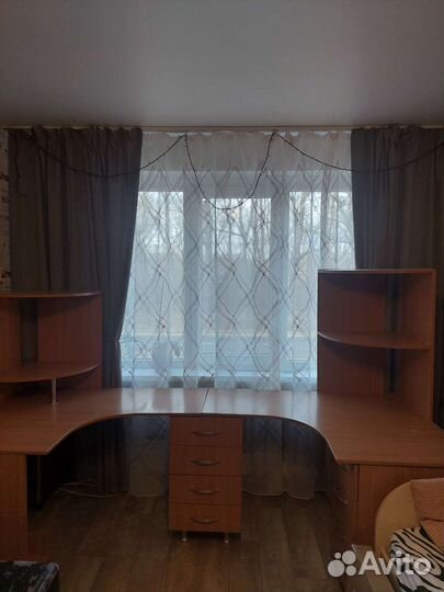 Угловой письменный стол с полками