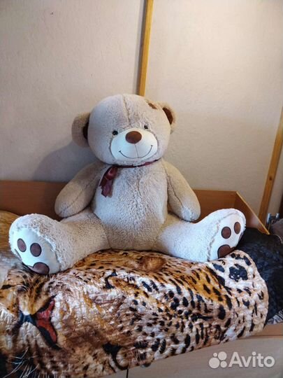 Большой плюшевый медведь