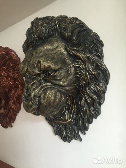 Скульптура льва настенная