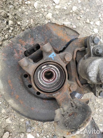 Поворотный кулак передний правый LADA Priora седан