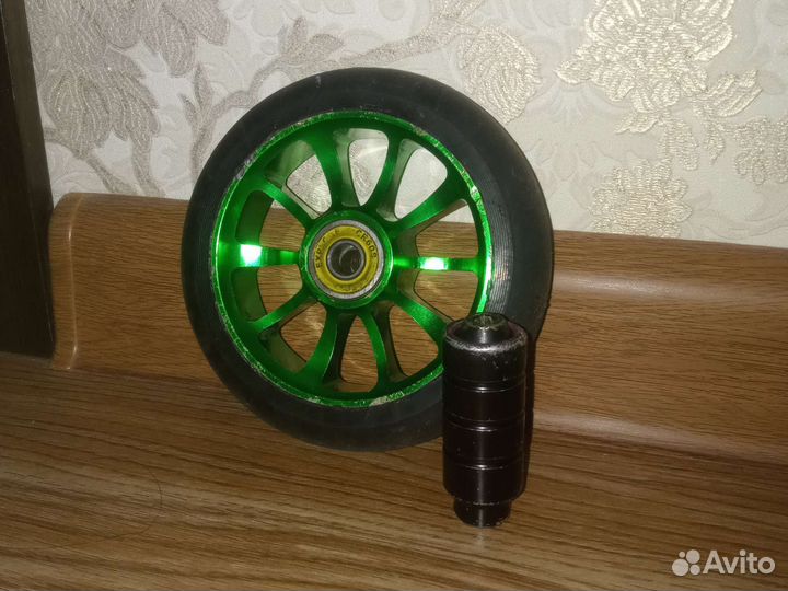 Колесо и пега на трюковой самокат