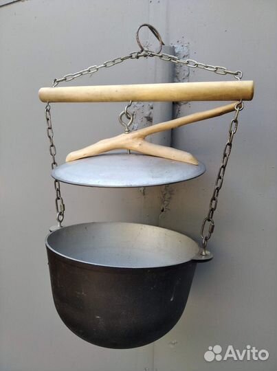 Котелок походный чугунный