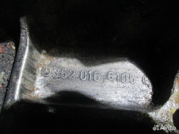 Клапанная крышка Mercedes-Benz A3520166105