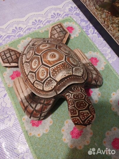Фигурка черепахи из дерева