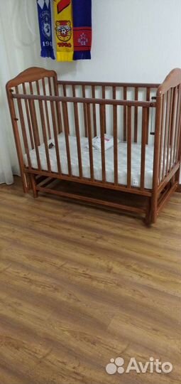 Детская кроватка с маятником