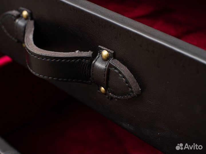 Тв-тумба с кожаной обивкой