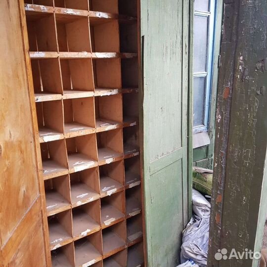 Деревянный шкаф