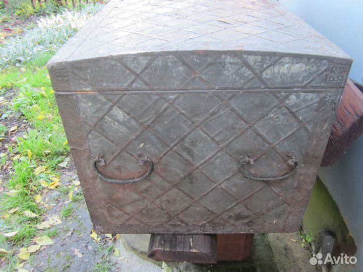 Сундук старинный