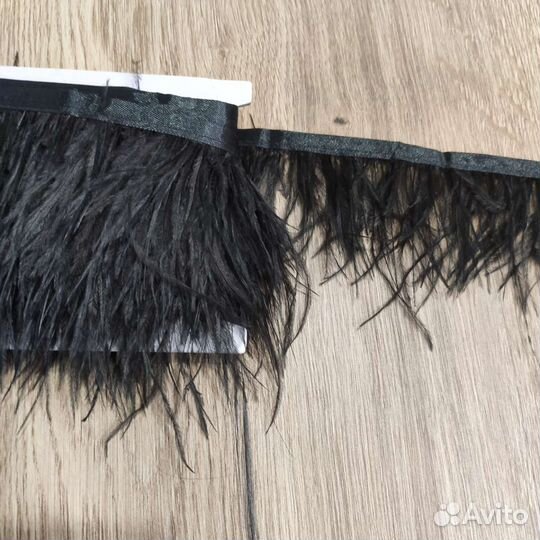 Перья страуса на ленте