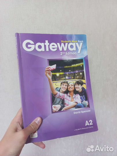 Школьные учебники и тетради