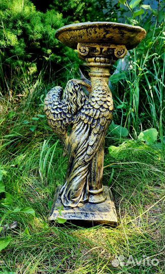 Фигура девушки-ангела с чашей