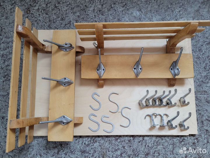 Полка с крючками деревянная и крючки для одежды