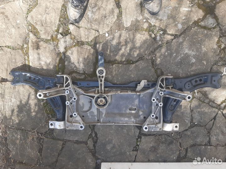 Передний подрамник volkswagen touran 2011 год