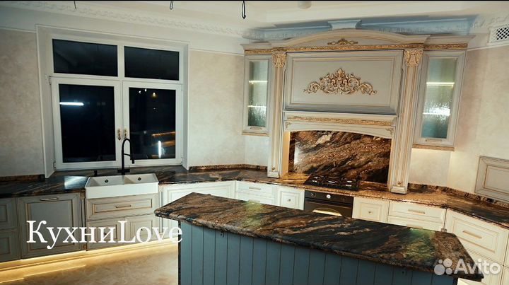 Кухня из массива с островом.классика