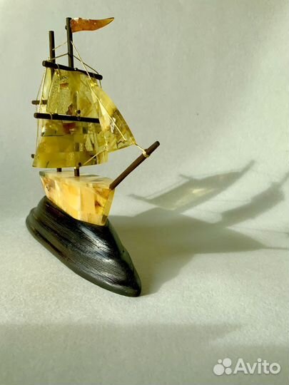 Кораблик сувенирный из янтаря