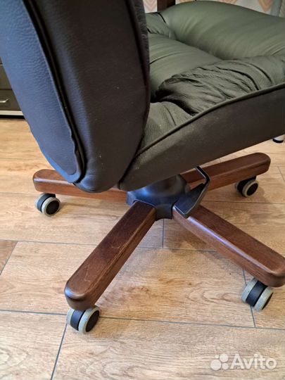 Кресло кожаное Бюрократ