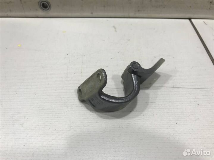 Петля двери багажника Skoda Octavia A7