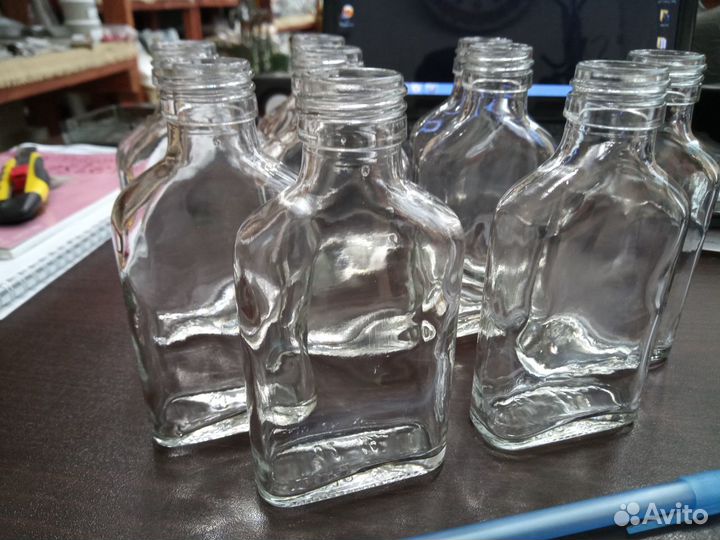 Бутылка стеклянная емкостью 100 грм в форме фляги