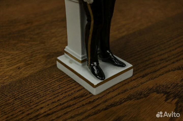 Фарфоровая фигура 