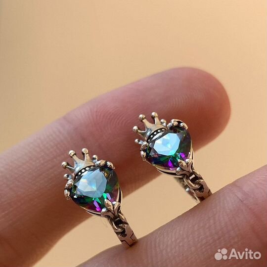 Серьги в форме короны с цветным сердцем из фианита